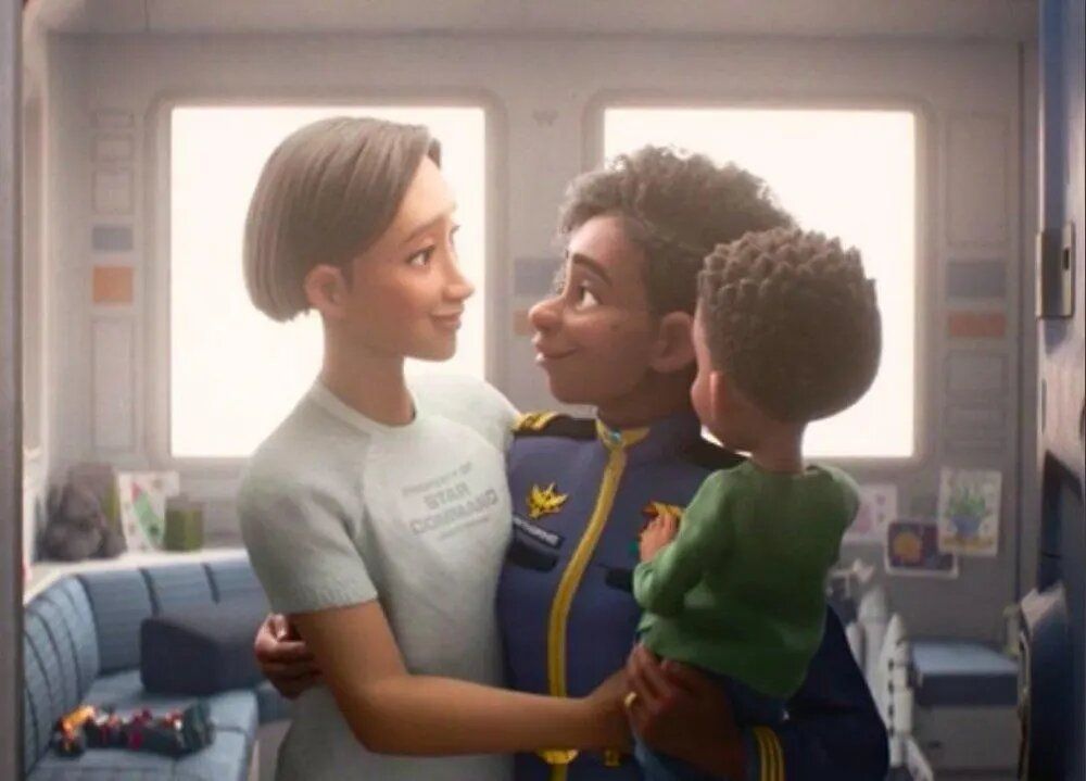 Dos de las personajes de la película con su hijo en brazos.