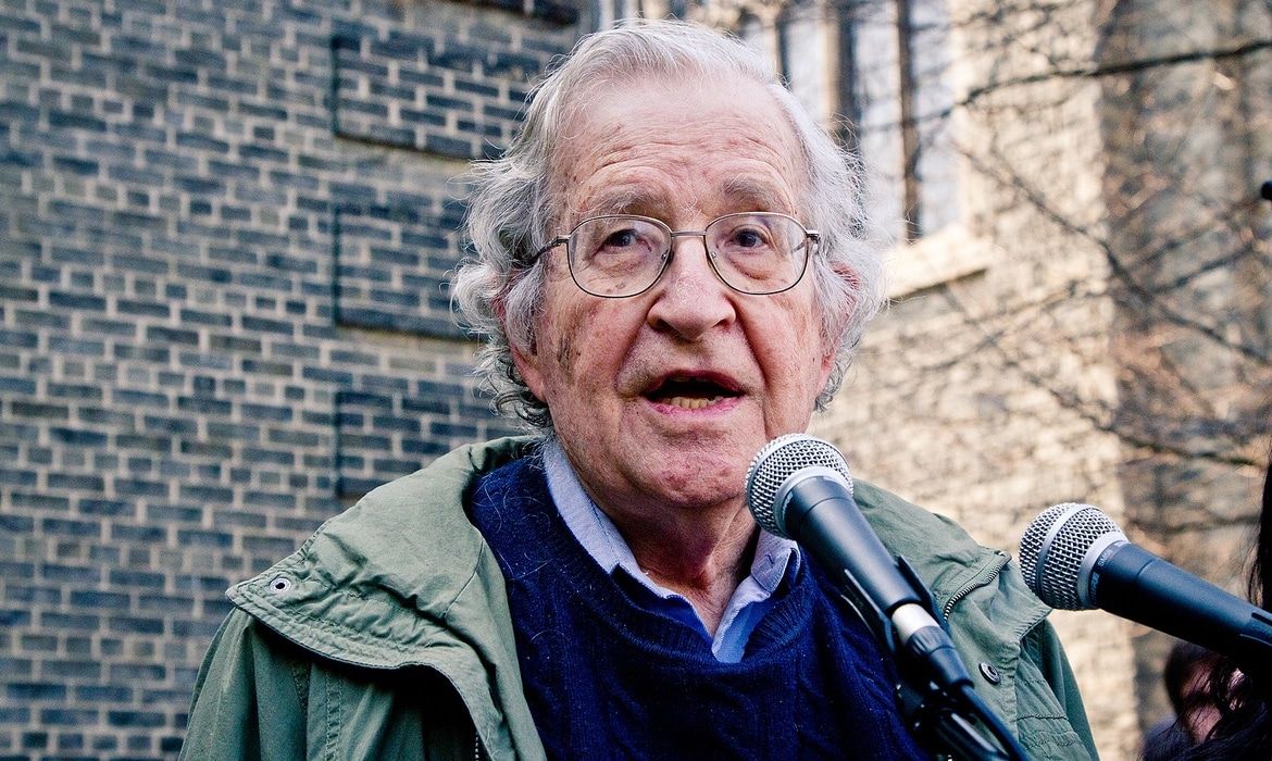 Noam Chomsky versus ChatGPT