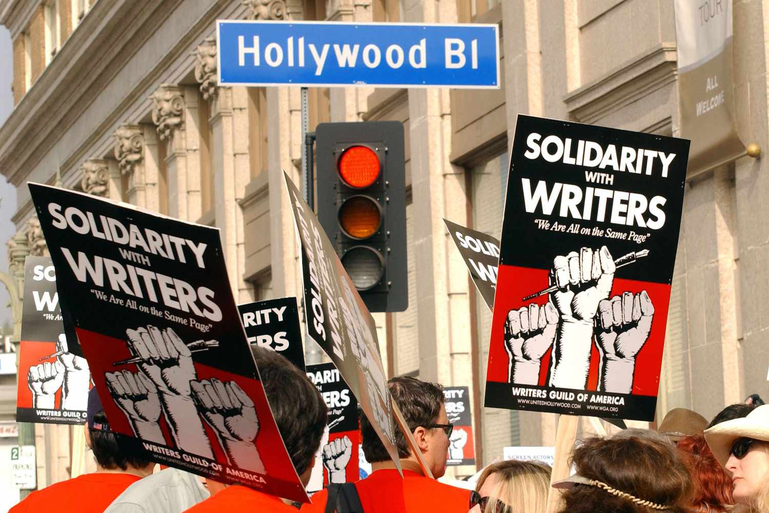 ¿Se atrasan las series por la huelga de guionistas? Cómo sobrevive una historia sin escritores