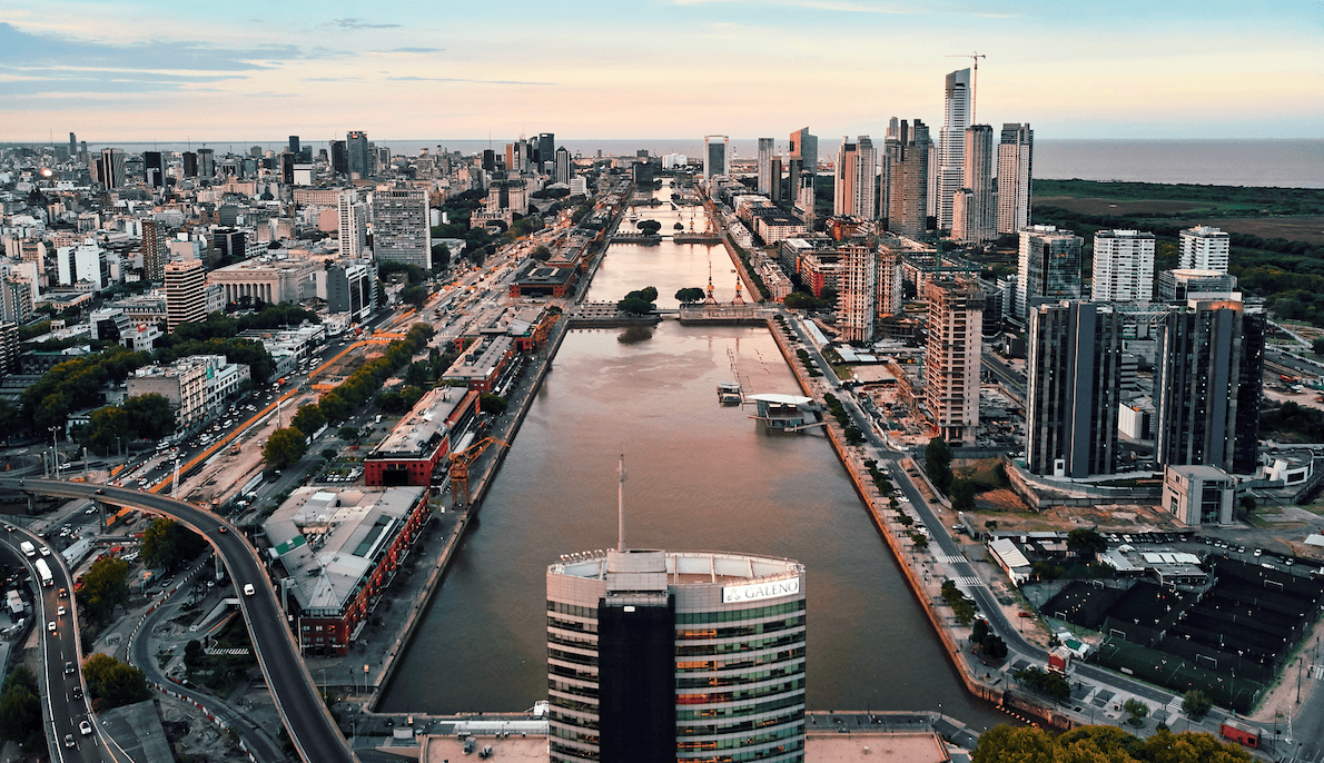 Bajas en los precios de departamentos en Buenos Aires, ¿vale la pena comprar? El mercado inmobiliario en Argentina